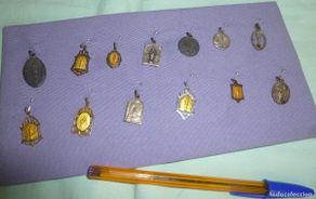 Antigüedades: Virgen del Pilar .. antiguas medallas ,medallitas..lote de 13 distintas.
